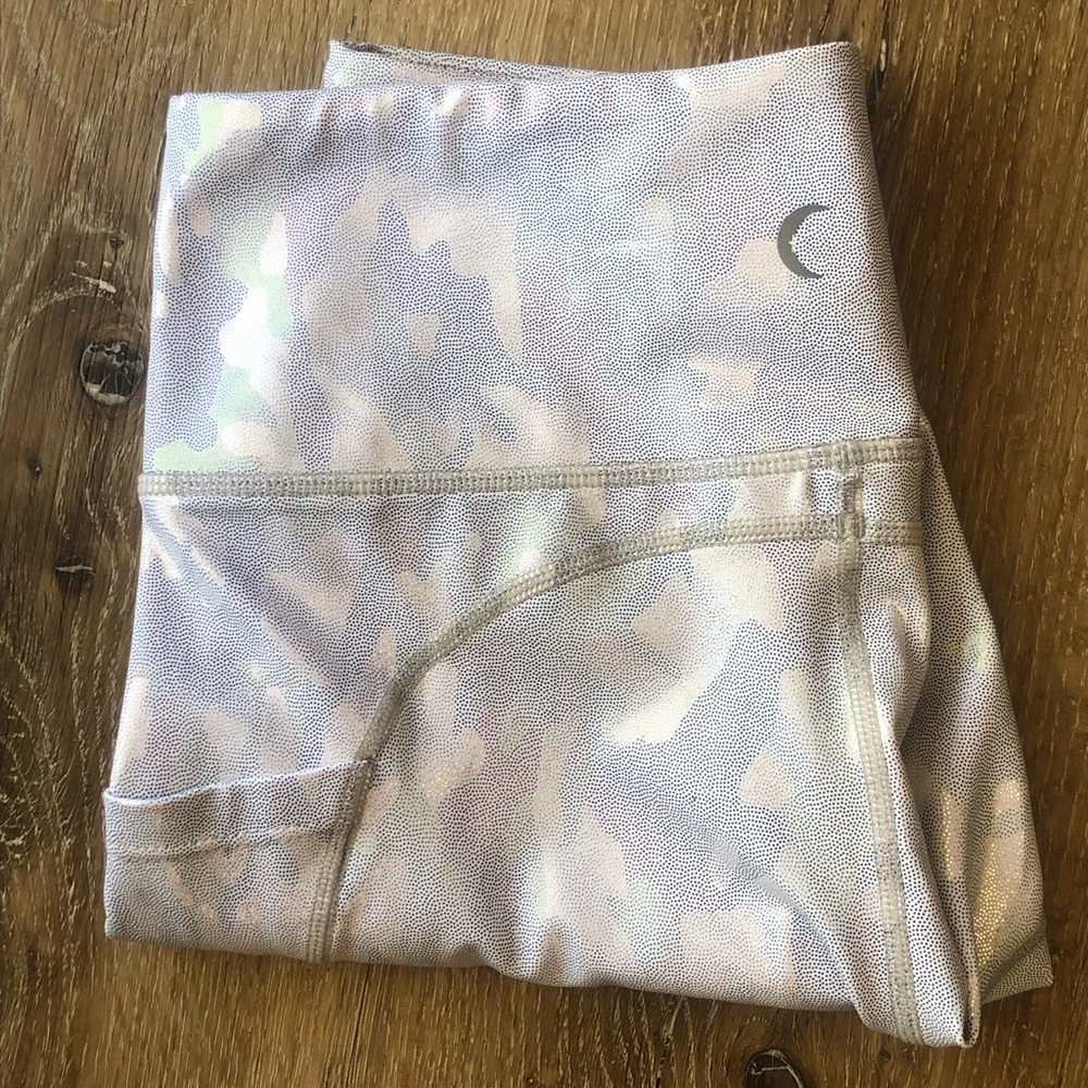 Zyia Active Womens White Shimmer Camouflage Cropped Leggings - Light N Tight 6-8